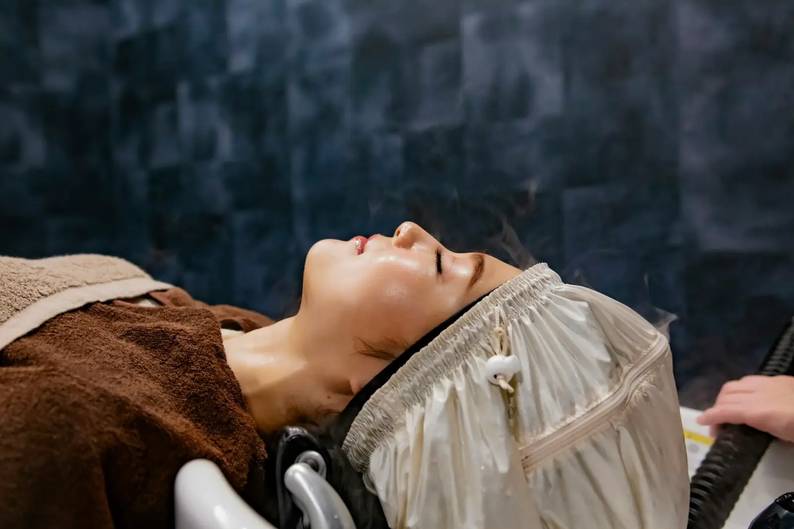 Client relaxing during a salon spa service, illustrating what to look for when choosing a salon
